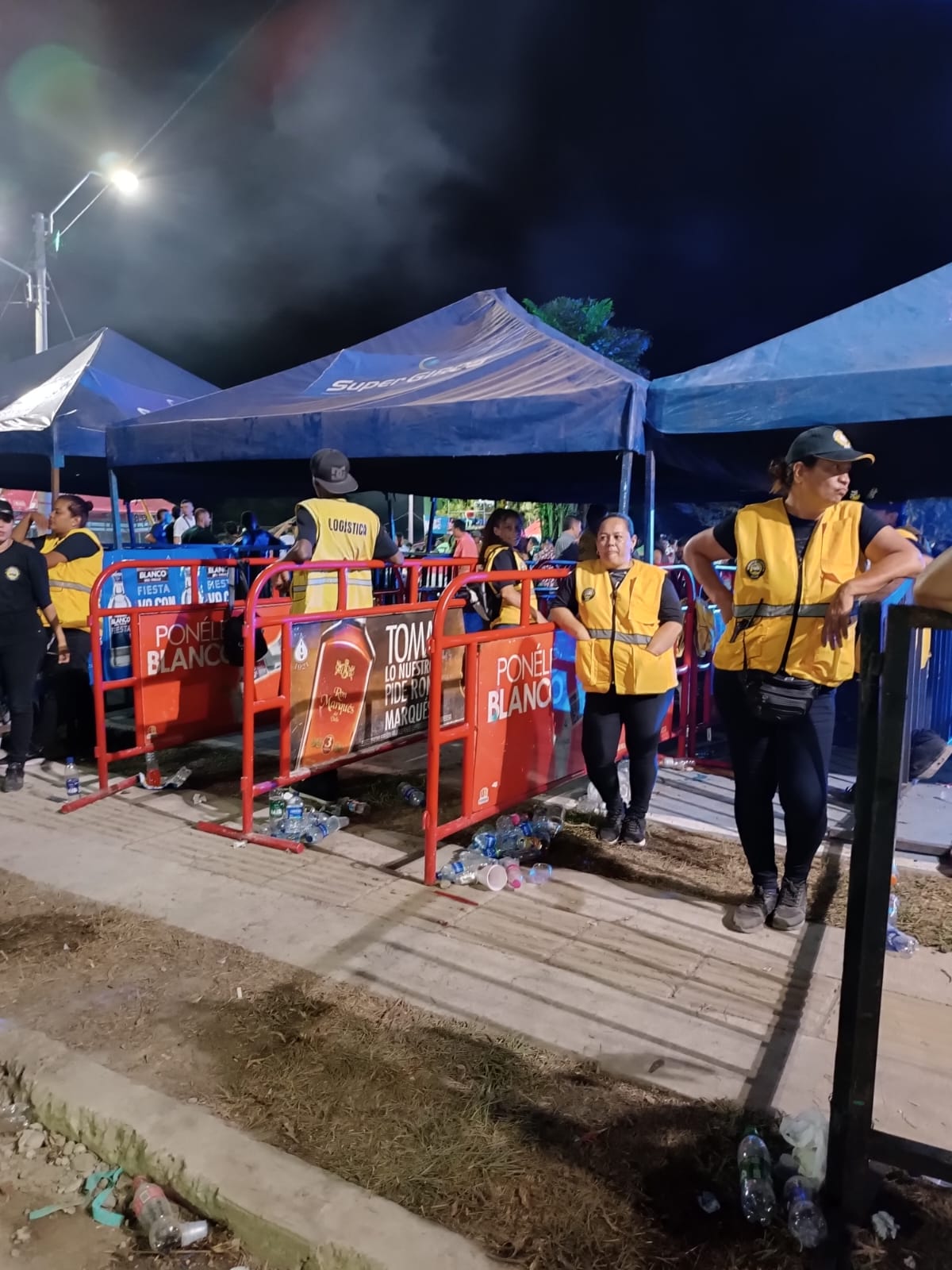 Control de aforo con vallas en un evento nocturno