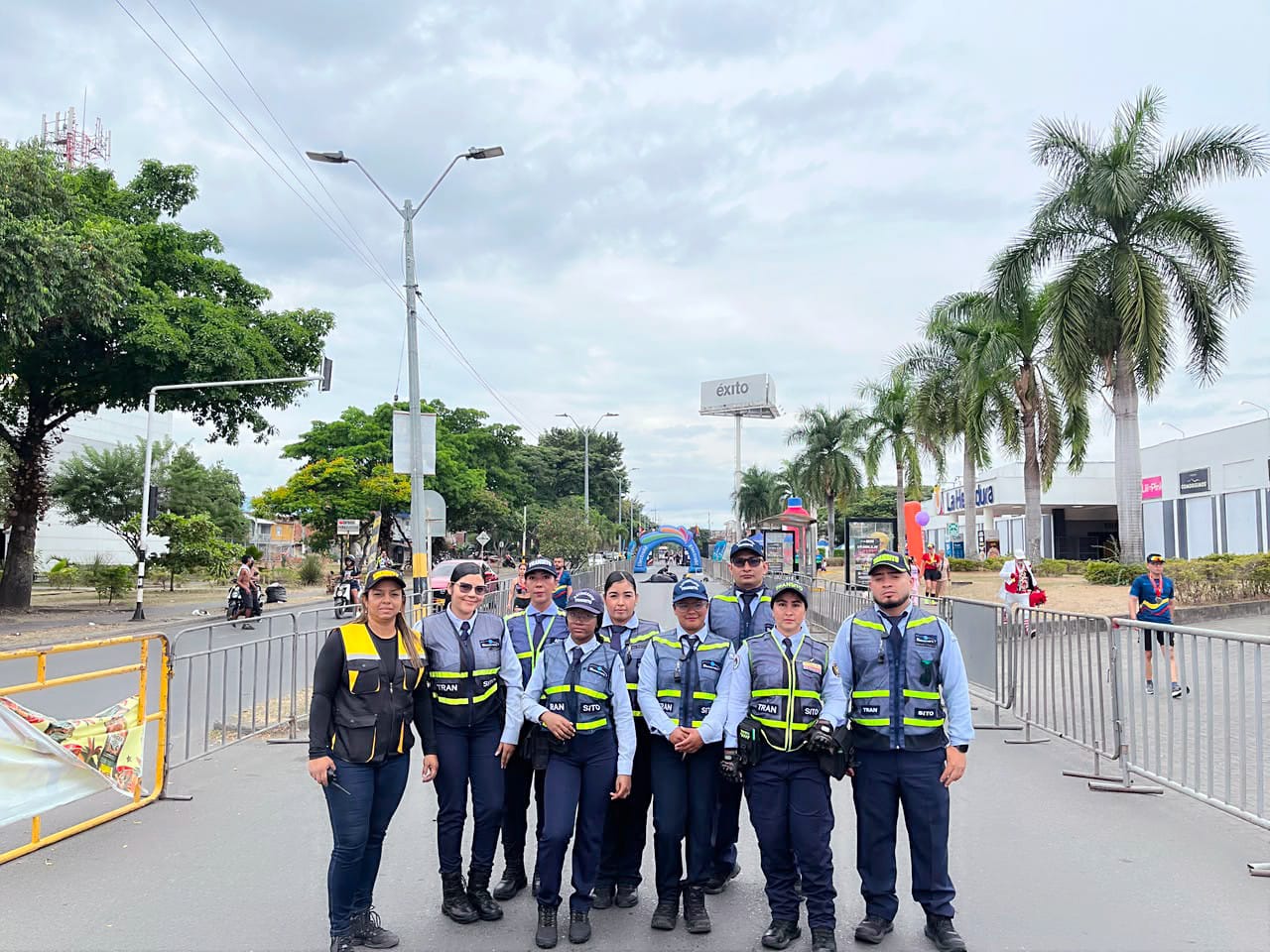 Agentes de tránsito y personal de Logística y Control en el cierre de una vía
