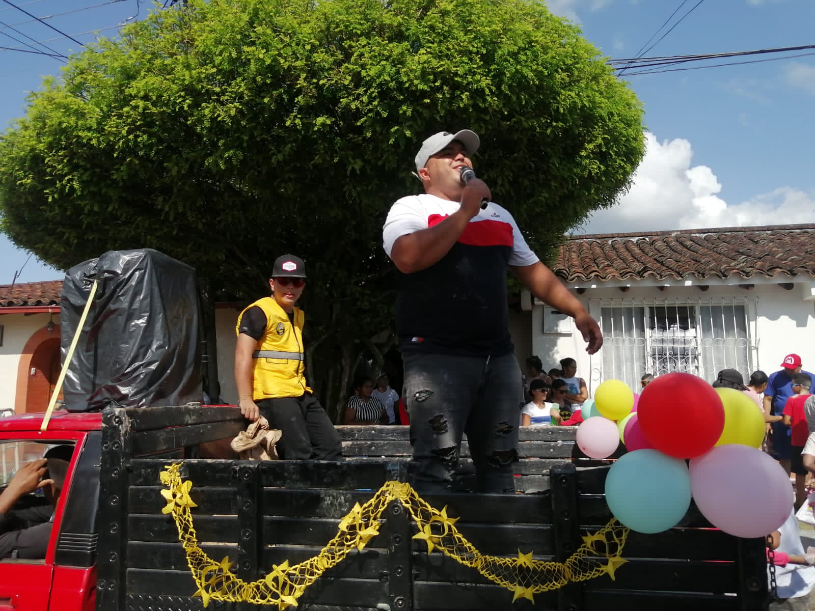 Desfile con acompañamiento logístico