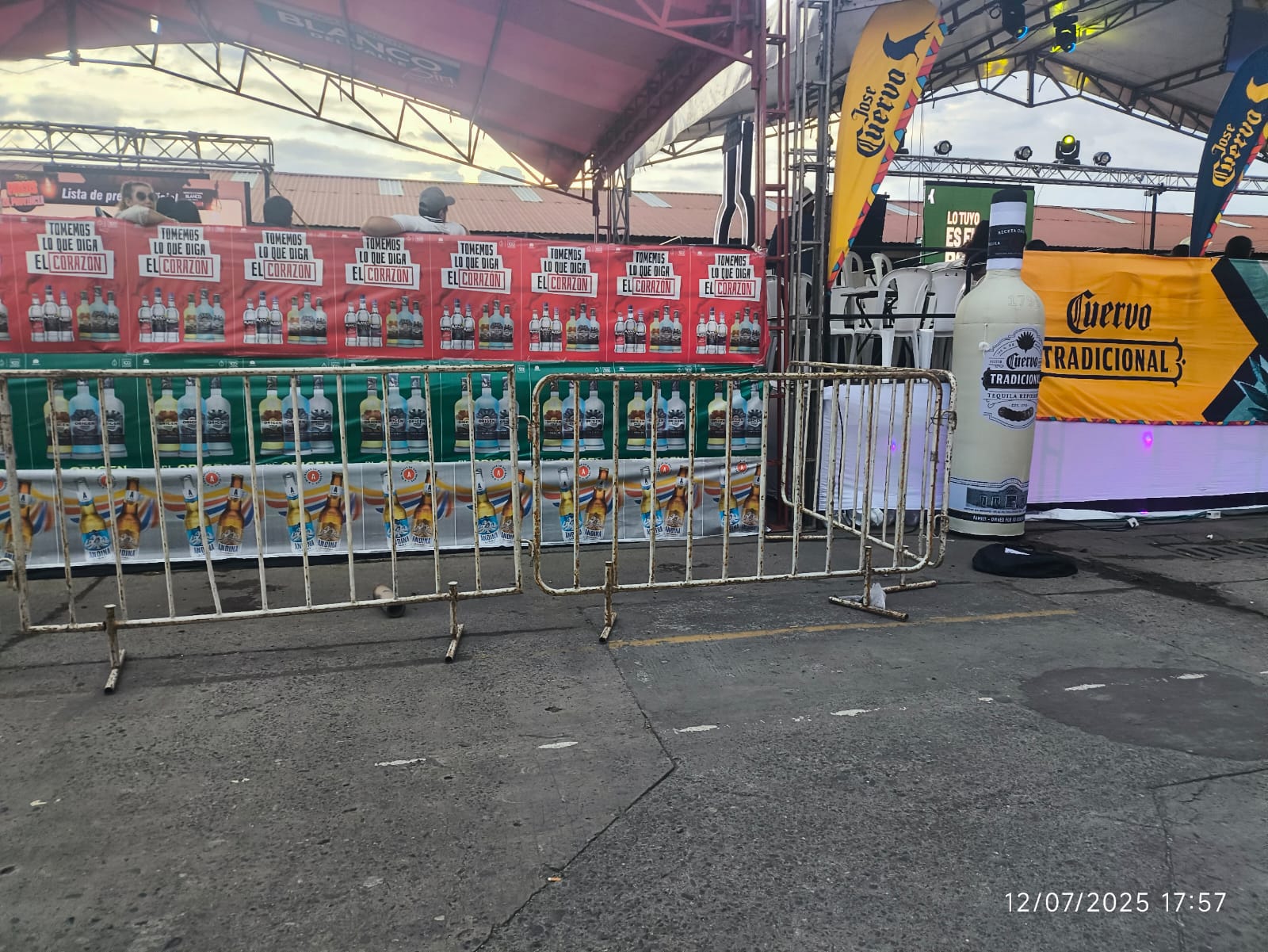 Tarima y silletería en evento